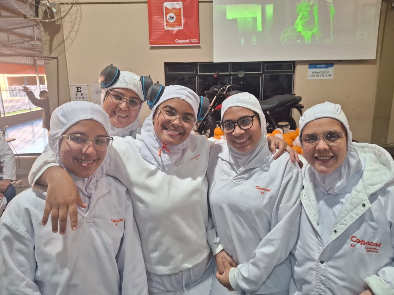 Colaboradoras da Copacol sorrindo após receberem óculos novos