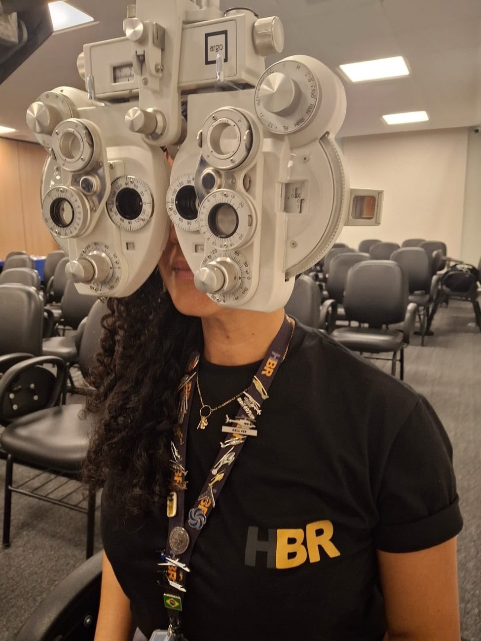Avaliação visual com refrator em colaborador da HBR